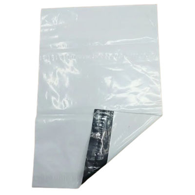 Tear Proof Poly Mailer Shipping Bags Tahan Cuaca Hitam / Putih Dicetak